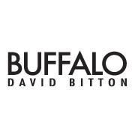 布法罗（Buffalo）大卫·比顿（David Bitton）是一个生活方式品牌，在国际范围内进行翻译。 在法国成立，并于30年前带入蒙特利尔，并在欧洲影响下发展。 该标签现在遍布18个国家/地区和3000多个地点。 主要客户包括美国的梅西百货，Lord＆Taylor，Dillards，加拿大的哈德逊湾百货公司，以及Buckle，Jean Machine，Bootlegger等专卖店