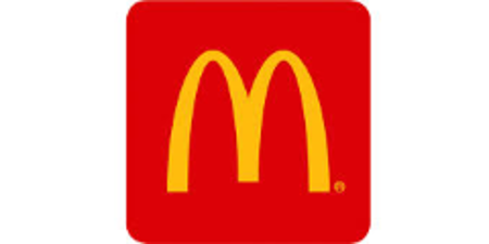 麦当劳公司是一家美国快餐公司，成立于1940年，当时是由Richard和Maurice McDonald在美国加利福尼亚州圣贝纳迪诺经营的一家餐厅。世界500强企业，全球大型快餐集团，一定程度的美式生活方式体现者，其打造的小黄人形象深入人心。